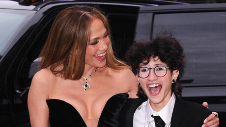 Com identidade trans, um dos gêmeos de Jennifer Lopez celebra formatura usando novo nome e gênero