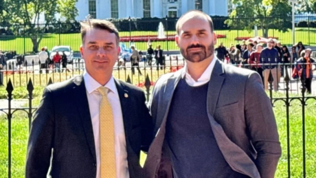 'É recebido por xeiques': Flávio elogia atividade de Eduardo Bolsonaro no exterior