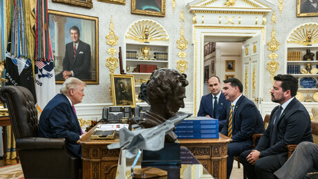 Trump elogia Flávio Bolsonaro no dia seguinte às ameaças de novo tarifaço contra o Brasil