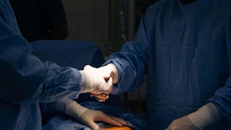 Cirurgião erra ao confundir marcas e extrai intestino sadio de paciente com câncer