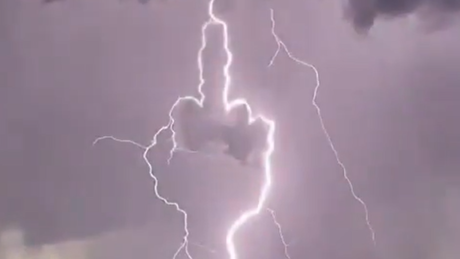 Mensagem divina? Relâmpago desenha 'dedo do meio' durante tempestade