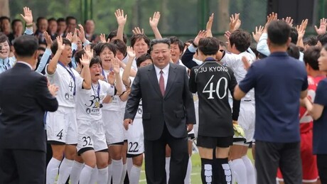 Campeãs do futebol norte-coreano se emocionam ao encontrar Kim Jong-un após títulos continentais