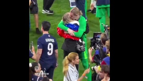 Viu essa? Goleiro russo celebra maior título da Europa com bandeira improvisada