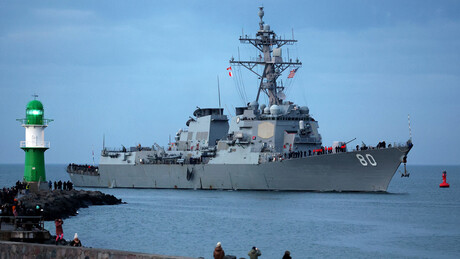 Marinha iraniana ataca posto de comando de destróier americano