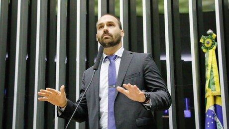 Justiça determina data para julgamento de Eduardo Bolsonaro, acusado de perturbar julgamento do pai