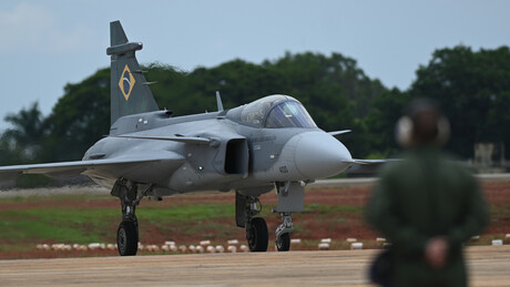 Brasil anuncia intenção de adquirir mais 20 caças suecos Gripen
