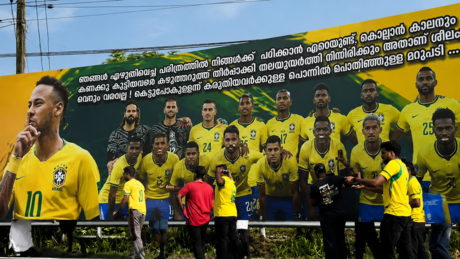 VÍDEO: Banner gigante da Seleção Brasileira transforma ruas indianas em verdadeiro carnaval