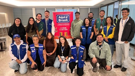 Aqui é Brasil: grupo de deportados dos EUA é recebido em solo nacional