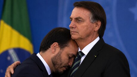 'Saúde deteriorada': Carlos Bolsonaro relata quadro de soluços do pai e culpa o 'sistema'