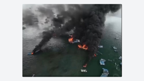 VÍDEOS: Incêndio em larga escala atinge diversos barcos em porto do Equador