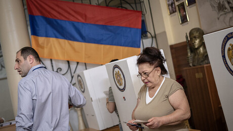 Urnas são fechadas na Armênia em eleições marcadas por tensões e relatos de prisões