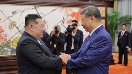 Xi Jinping chega à Pyongyang em sua primeira visita em 7 anos