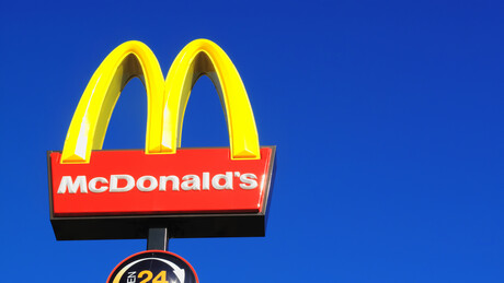 Funcionário do McDonald's fica em estado grave após colega jogar óleo quente em seu rosto