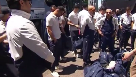 VÍDEO: Autoridades dos EUA impõem rígido protocolo de revista à delegação do Uzbequistão