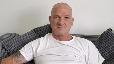 Homem parcialmente paralisado há 18 anos é preso por engano e acusado de estrangulamento