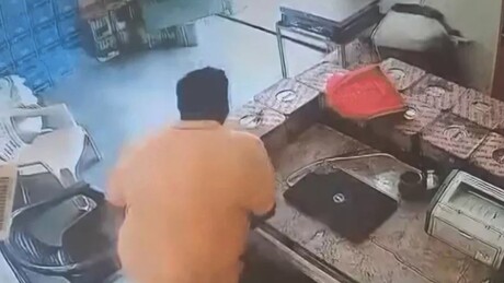 VÍDEO: Telefone explode e incendeia seu dono