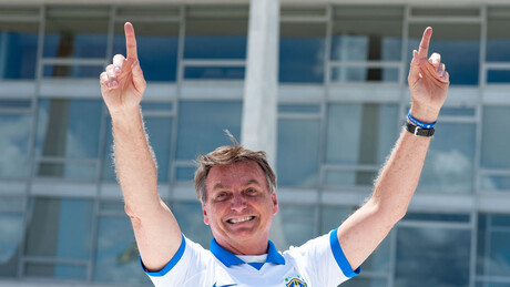 Bolsonaro pede autorização para visitas durante jogo do Brasil