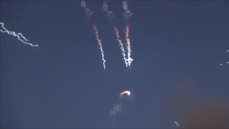 IMAGENS: Irã lança mísseis contra alvos dos EUA