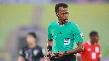 VÍDEO: Árbitro somali é recebido com festa após ser barrado pelos EUA para Copa do Mundo