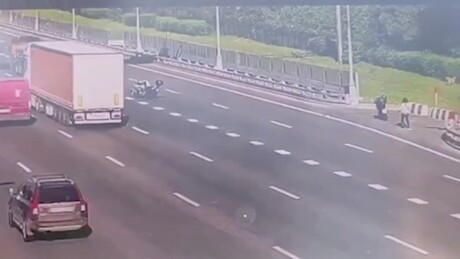 VÍDEO: Tentou ajudar e se deu mal — acidente brutal envolve motocicleta e caminhão na Rússia