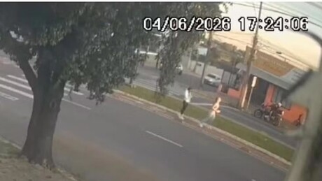 Mulheres são investigadas por homicídio após pararem para fotos na rua