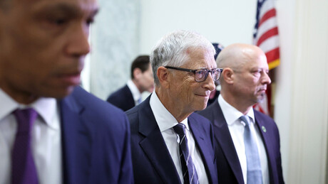 VÍDEO: Bill Gates é criticado por sorrir antes de depoimento sobre Epstein no Congresso dos EUA