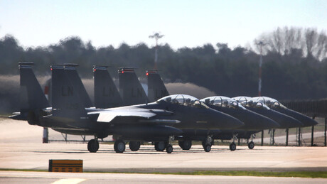 Guarda Revolucionária bombardeia caças americanos F-35, F-15 e F-16 em base aérea dos EUA na Jordânia