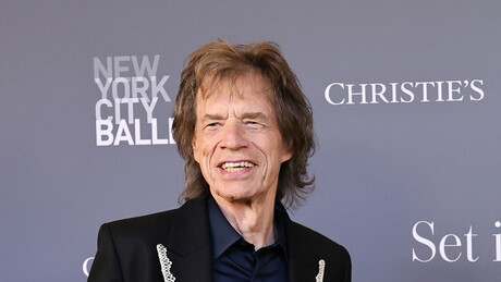 VÍDEO: Mick Jagger faz aparição surpresa em bar e dá uma palhinha