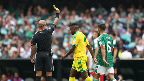 VÍDEO: Árbitro brasileiro deixa jogador sul-africano confuso ao falar inglês no estilo 'Joel Santana'