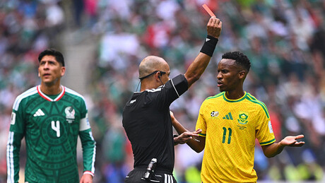 Em um jogo, árbitro brasileiro expulsa mais jogadores do que quatro Copas do Mundo