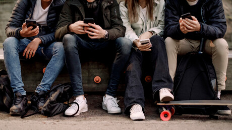 Mais um país busca se juntar às nações que restringem acesso às redes sociais para menores de 16 anos