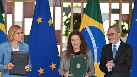 Brasil e UE assinam parceria digital que aproxima país do polêmico modelo regulatório europeu