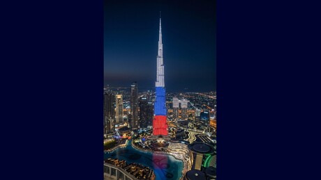 Edifício mais alto do mundo é iluminado de vermelho, azul e branco no Dia da Rússia