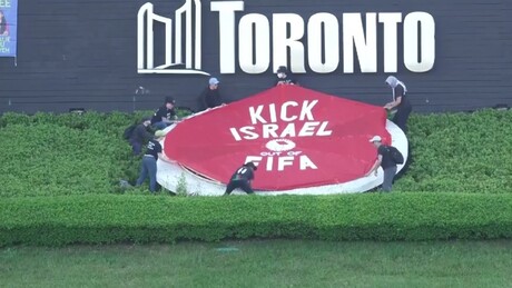 Manifestantes pedem expulsão de Israel da FIFA antes de jogo da Copa