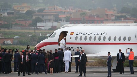 Papa Leão XIV chega a Roma no avião do rei da Espanha após avaria