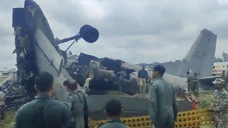 VÍDEO: Avião de transporte da Força Aérea Indiana cai durante pouso
