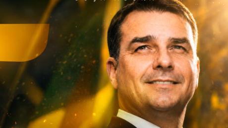 'Só usam verde e amarelo na eleição', diz peça publicitária de Flávio Bolsonaro em crítica ao PT