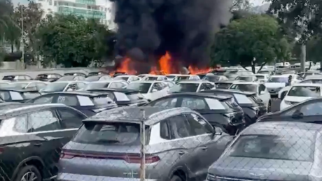 VÍDEO: Queda de helicópteros provoca explosões de carros no Rio