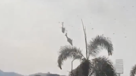 Vídeo mostra momento da queda de helicóptero após colisão no ar no Rio de Janeiro