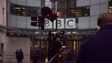BBC prepara anúncio de demissões em massa para redução de custos — FT