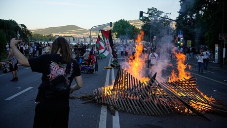VÍDEOS: Tumultos violentos e confrontos com a polícia são registrados em marcha contra o G7