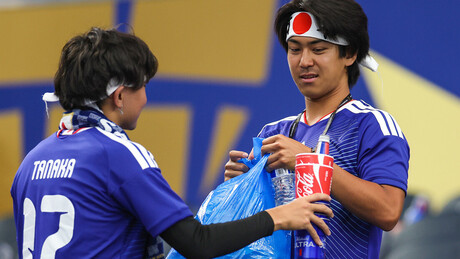 VÍDEO: Inspiração global — o hábito dos torcedores japoneses de deixar o estádio limpo após os jogos