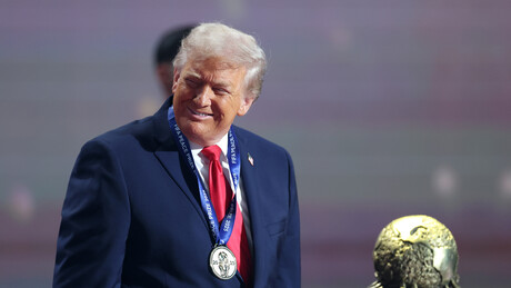 Trump terá direito de quebrar protocolo e erguer o troféu da Copa antes de entregá-lo ao campeão