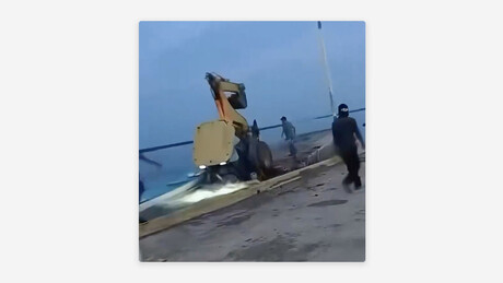 VÍDEO:  Veja o momento em que retroescavadeira desaparece em uma lagoa