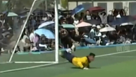 VÍDEO: Um goleiro imita a lendária defesa 'chute de escorpião' de René Higuita