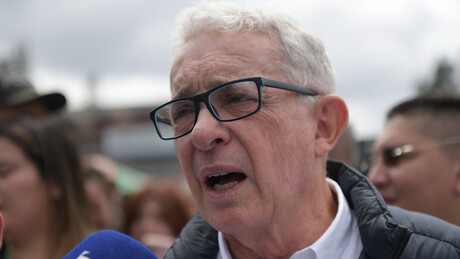 Justiça colombiana investiga ex-presidente Uribe por massacres paramilitares