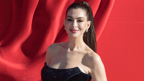 Anne Hathaway, de 43 anos, anuncia gravidez de seu terceiro filho