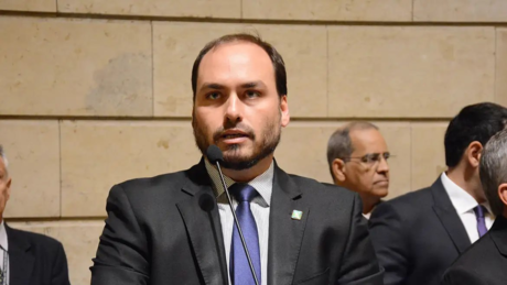 Justiça torna réus ex-assessores de Carlos Bolsonaro por suposta rachadinha na Câmara do Rio