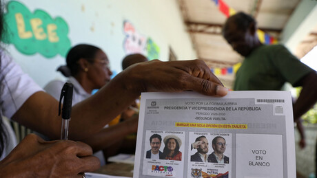 Urnas são fechadas e Colômbia inicia apuração da eleição presidencial