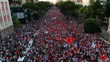 VÍDEO: Protestos em massa na Albânia entram na terceira semana e ampliam críticas ao governo